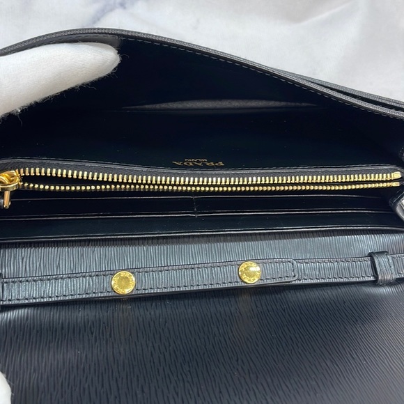 PRADA Wallet On Chain - Picture 8 of 17